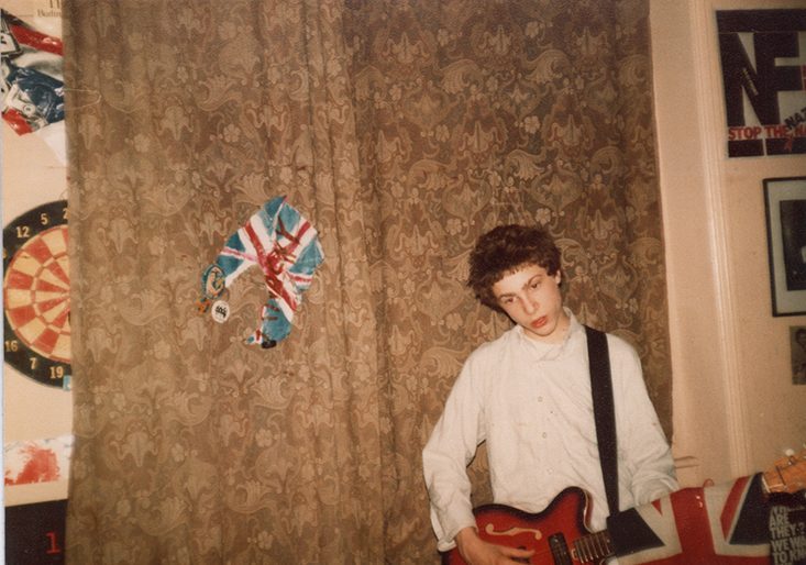 Toby Mott giovane con chitarra, immagine della mostra My Self a Roma