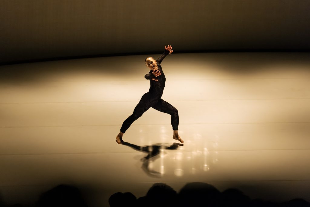 Lora Juodkaite nella performance Lora a Villa Medici per Romaeuropa Festival 2026