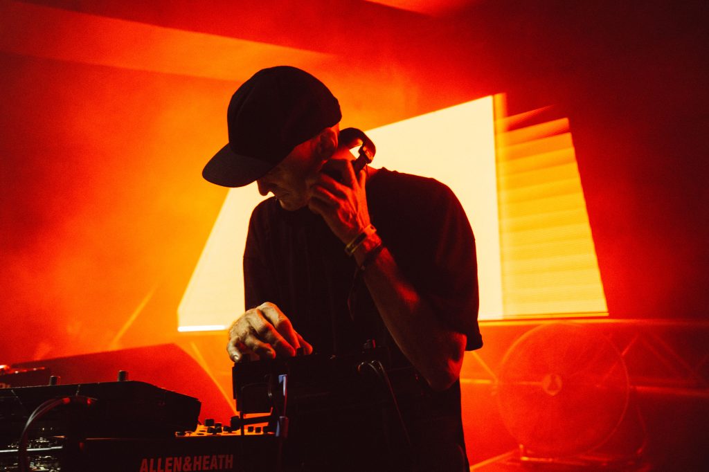 Kangding Ray porta Superfluid al Mattatoio con un live audiovisivo tra techno ambient e avanguardia