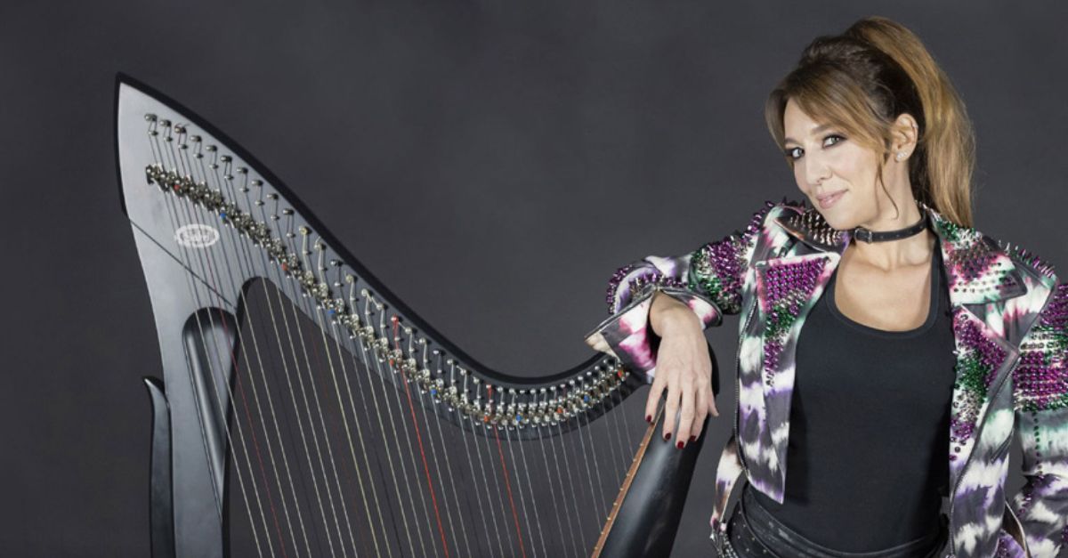 Micol Arpa Rock con la sua arpa elettrica per il concerto al Teatro del Lido