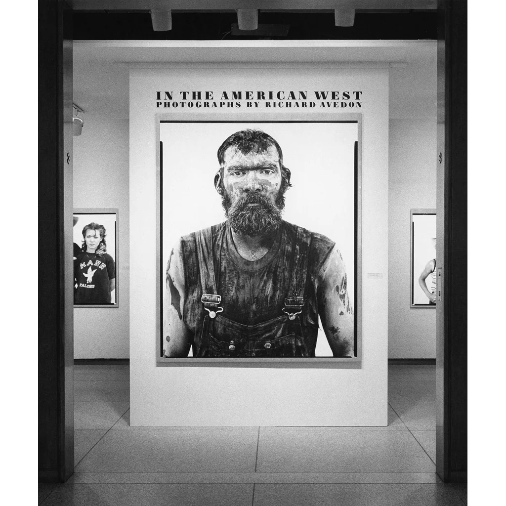 Allestimento storico di Richard Avedon In the American West dalla Richard Avedon Foundation